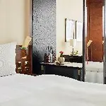 Отель Living Kanzler 4*