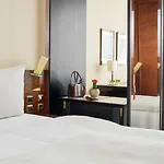 Отель Living Kanzler 4*