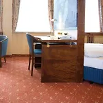 Living Kanzler Otel 4*