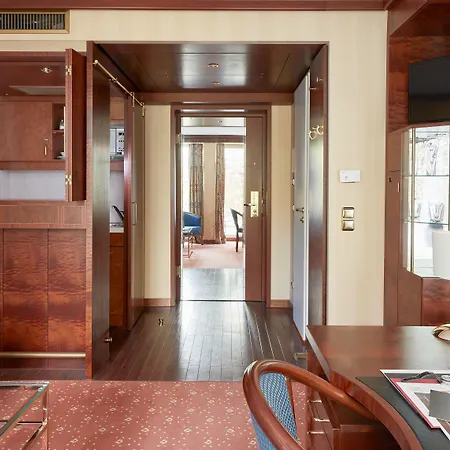 Hotel Living Kanzler 4*