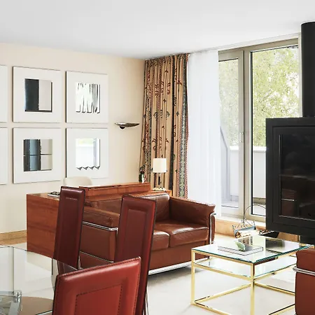 Living Kanzler Hotel 4*